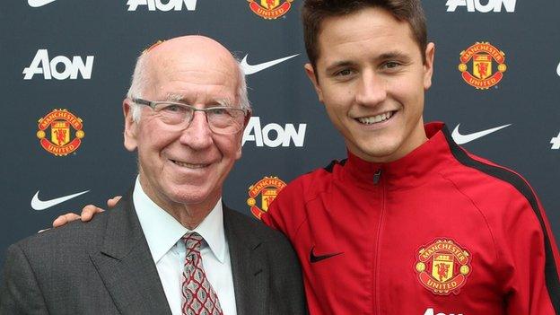 Ander Herrara (r) with Sir Bobby Charlton