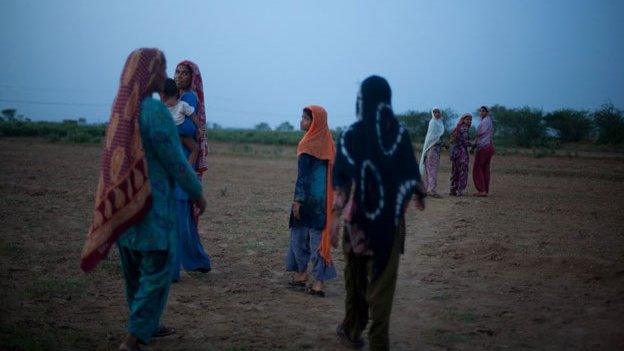 Women going to the fields in Kurmaali