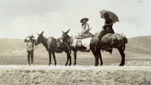 Freya Stark (centre) in Freya Stark in Jabal al-Druze in what is now modern-day Syria