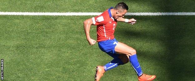 Alexis Sanchez celebrates his goal