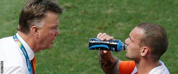 Netherlands v Mexico - Louis van Gaal and Wesley Sneijder