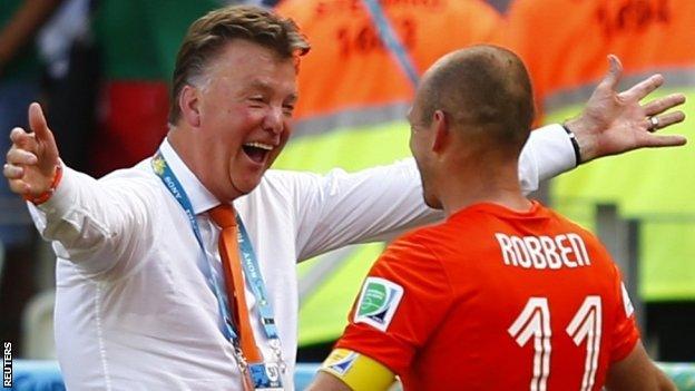 Louis van Gaal (l) celebrates with Arjen Robben