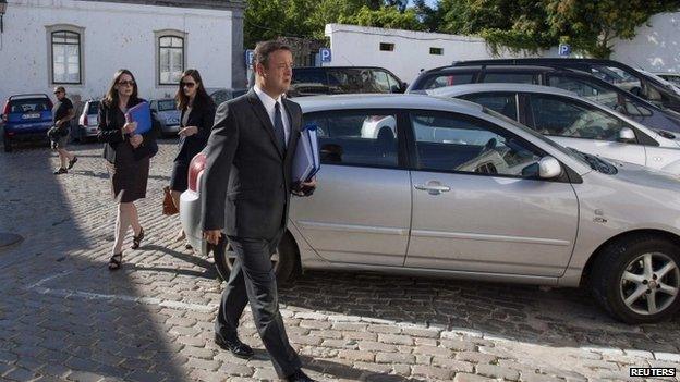 Scotland Yard detectives arriving at Faro police station