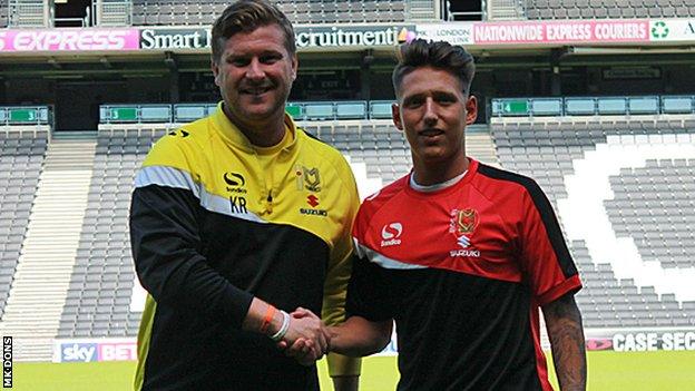 MK Dons boss Karl Robinson and new signing Tom Hitchcock