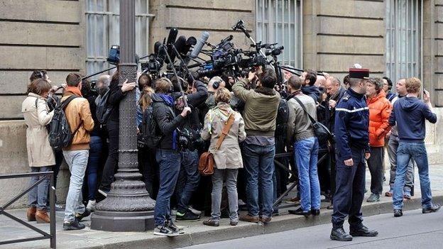 Journalists surround a member of the UMP party after its leader resigned - 27 May 2014