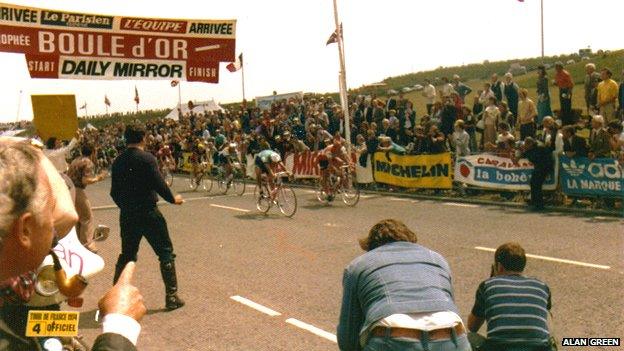 Barry Hoban sprints for a prime through the line finish line