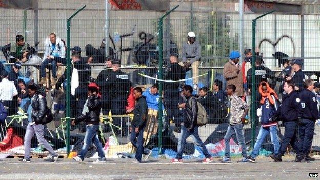 French police expel illegal migrants from their camp in Calais (2 July 2014)