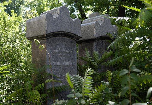 Vienna's Jewish cemetery in 2007