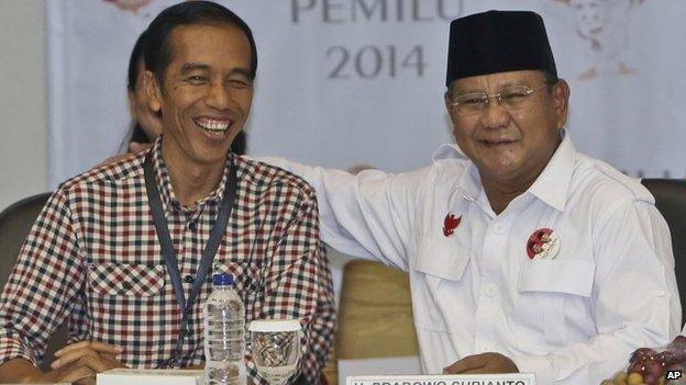 Indonesian Presidential candidates Prabowo Subianto (R) and Joko Widodo (L) at the General Election Commission office in Jakarta on 1 June 2014