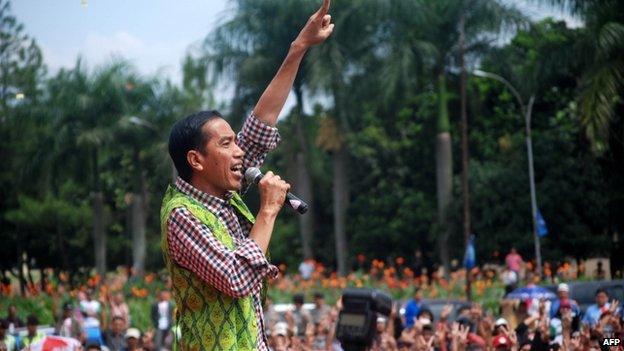 Joko Widodo gestures to his supporters during a campaign in Bandung on 3 July 2014