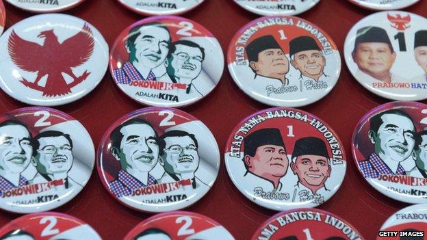 Pins featuring presidential candidates Joko Widodo with running mate, Jusuf Kalla and Prabowo Subianto with running mate Hatta Rajasa