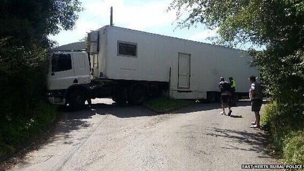 Lorry stuck in Church Lane, Watton-at-Stone