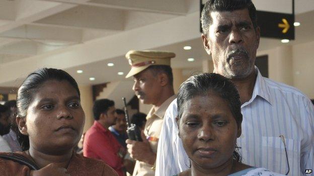 Family members of the nurses await their arrival at the airport in Kochi (5 July 2014)