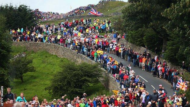 Crowds at Grinton Moor