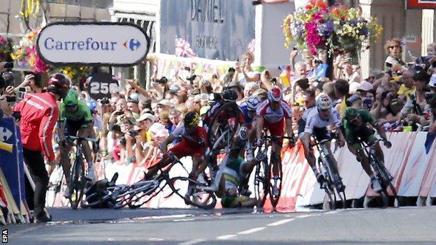 Cavendish goes to ground during the sprint finish