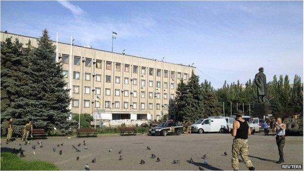 Ukrainian soldiers walk on the street in the eastern Ukrainian town of Sloviansk (5 July 2014)