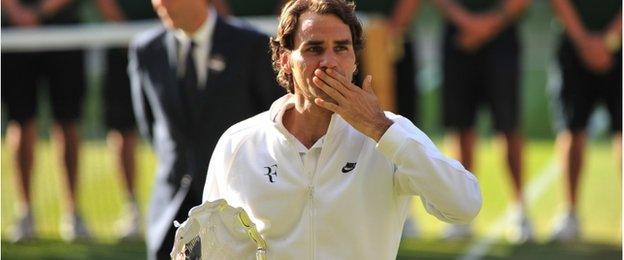 Roger Federer blows a kiss to the crowd