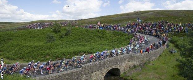 The peloton heads up Grinton Moor