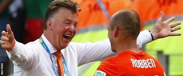 Louis van Gaal (l) celebrates with Arjen Robben