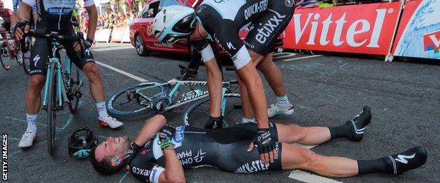 Mark Cavendish crashes on stage one