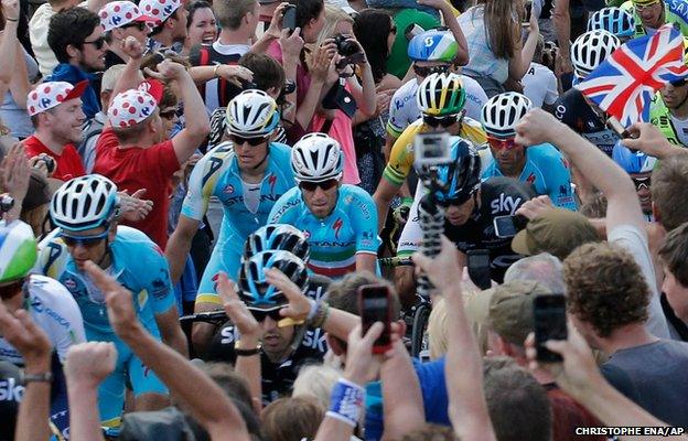 Stage winner and new overall leader Italy's Vincenzo Nibali, centre in blue shirt with the Italian flag on his jersey, climbs Bradfield