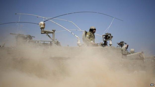 Israeli armoured personnel carrier near the Israel-Gaza border (7 July 2014)