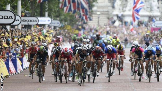 Marcel Kittel (centre) wins the sprint down The Mall