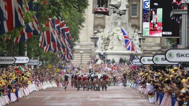 Marcel Kittel of Germany sprints down The Mall