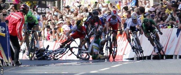 Cavendish goes to ground during the sprint finish