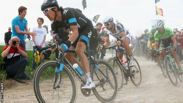 Geraint Thomas leads a group of riders.