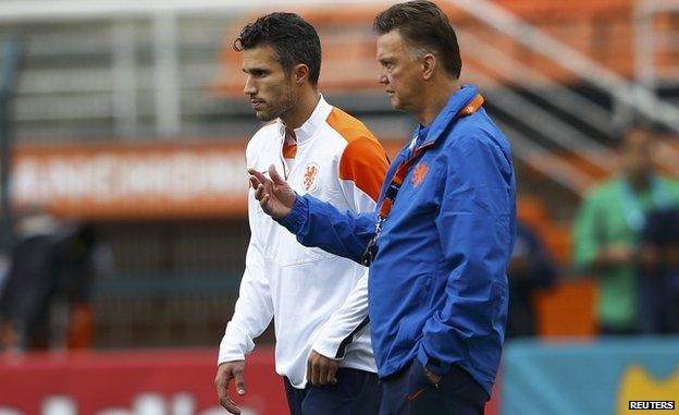 Louis Van Gaal (R) with Robin Van Persie at a training session in Sao Paulo