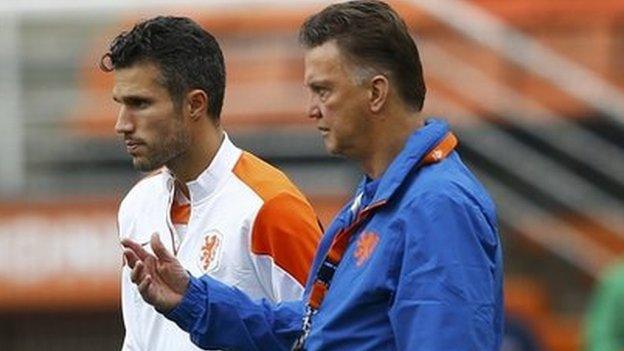 Louis Van Gaal (R) with Robin Van Persie at a training session in Sao Paulo