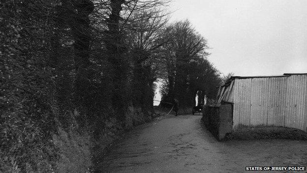 Field entrance where Tuula Hoeoek was found