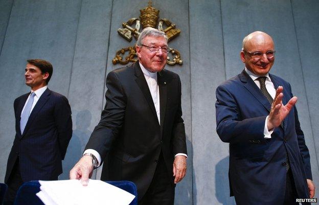 Cardinal Pell (C), Jean-Baptiste de Franssu (L) and outgoing bank head Ernst von Freyberg