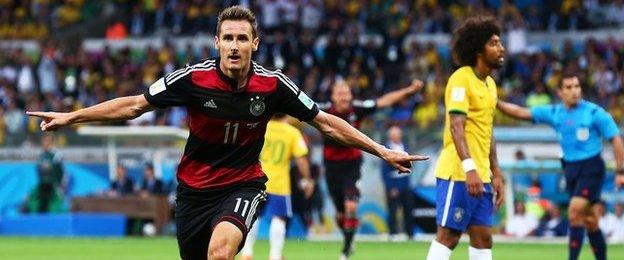 Miroslav Klose celebrates scoring his 16th World Cup goal, setting a new record.