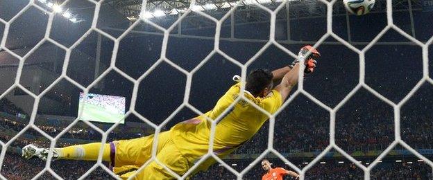 Wesley Sneijder seed his penalty saved