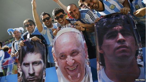 Fans show pictures of Messi, Pope Francis and Maradona in SP, 1 July 14