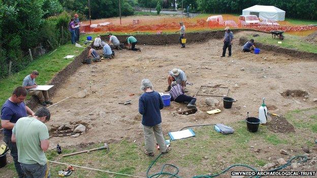 Hen Gastell excavation