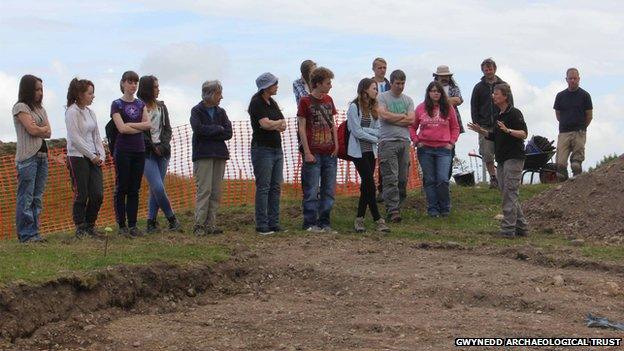 Volunteers arrive at Hen Gastell