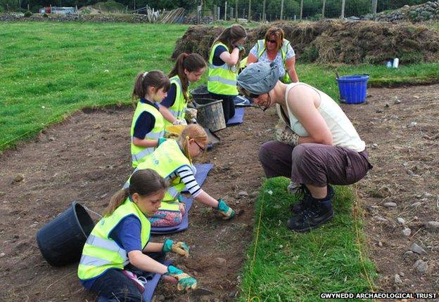 Children at the Hen Gastell site