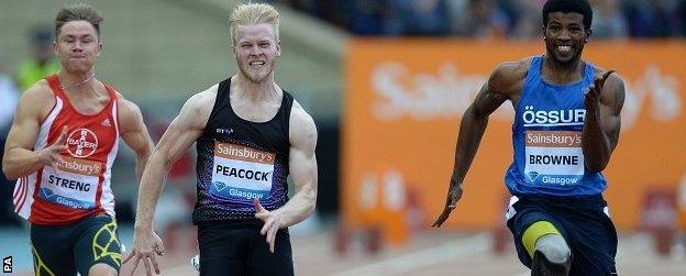 Jonnie Peacock (middle) is beaten by Richard Browne (right)