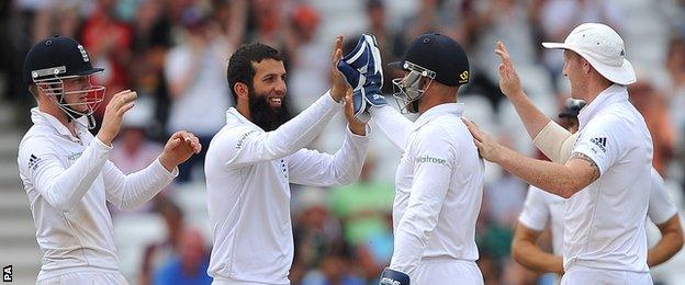 England's Moeen Ali celebrates the wicket of Murali Vijay