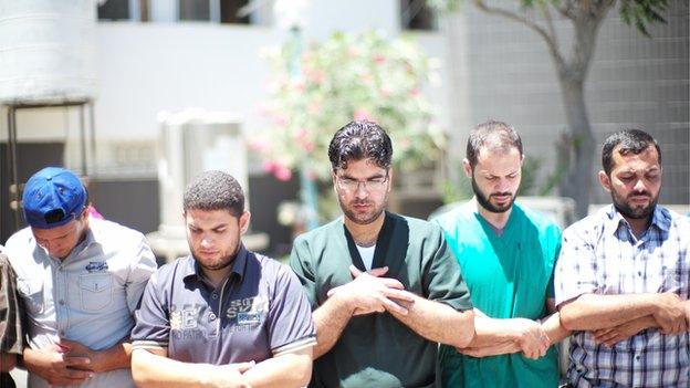 Medics praying at Shifa hospital