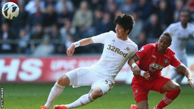 Ki Sung-Yeung in action for Swansea against Southampton