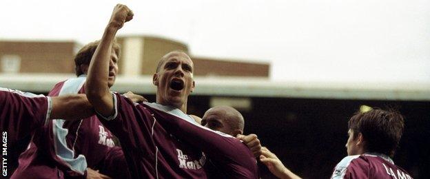 Rio Ferdinand celebrates West Ham United's late equaliser against Sunderland