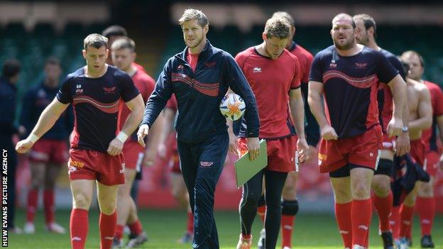 Simon Easterby takes charge of a Scarlets training session