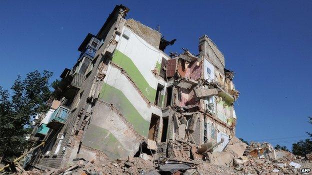 A building allegedly destroyed by the Ukrainian Air Force in Snizhne, 80km east of Donetsk (16 July 2014)