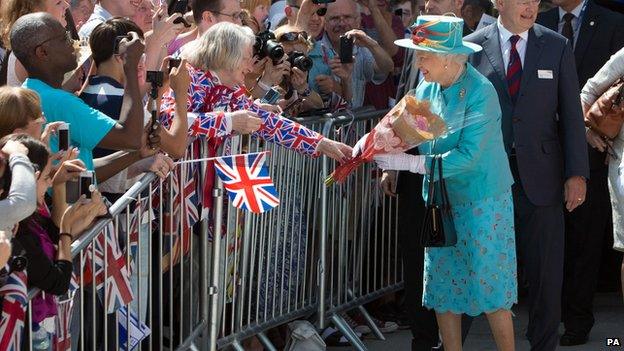 Queen at Reading station