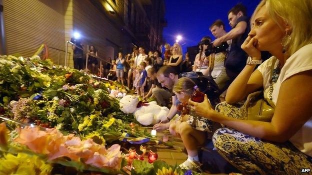 Crowd gathered outside the Dutch embassy in Kiev (17 July 2014)