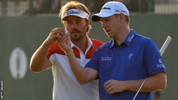 Gallacher (right) had been ahead of Warren but bogeyed the 15th as he slipped down the leaderboard